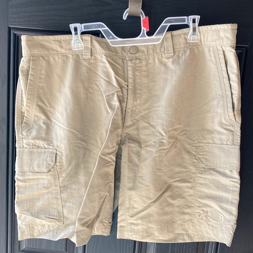 The North Face men’s khaki shorts size 40 very nice!